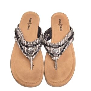 Minnetonka Women's Black and Tan Patterned Sandals Flip Flops 8